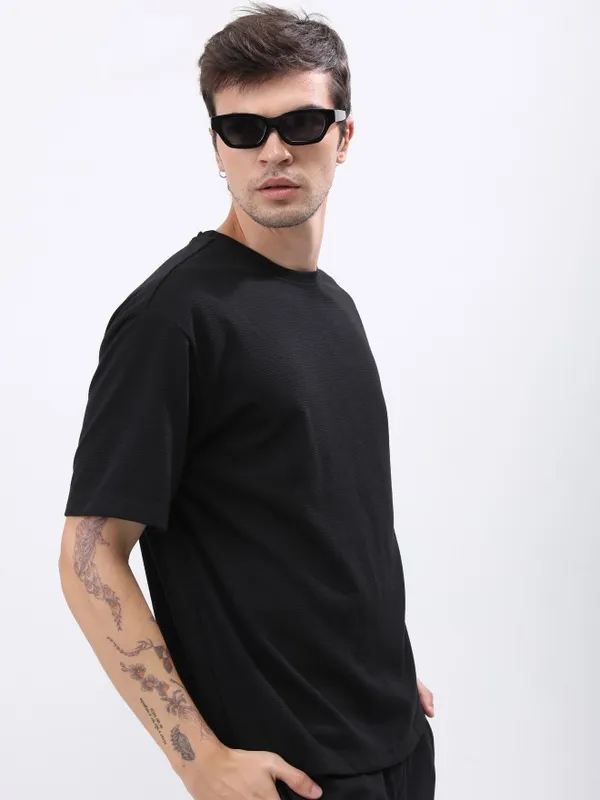 Men Solid Round Neck T-shirt