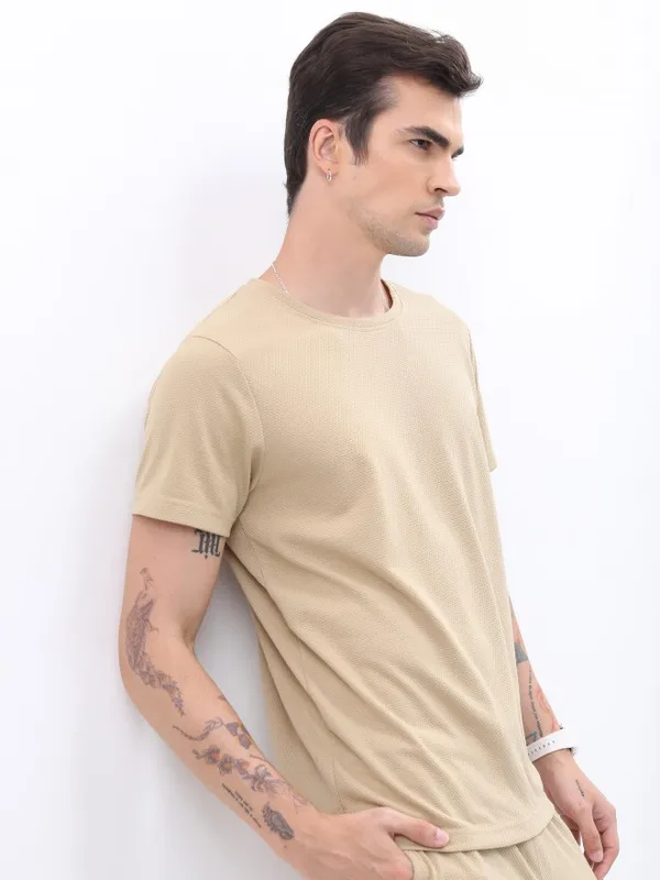 Men Solid Round Neck T-shirt