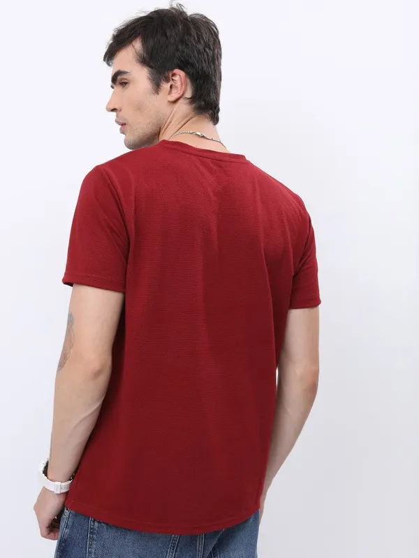  Highlander Men Maroon Solid Round Neck T-Shirts