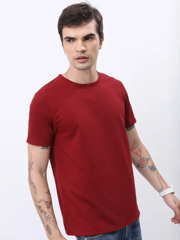  Highlander Men Maroon Solid Round Neck T-Shirts