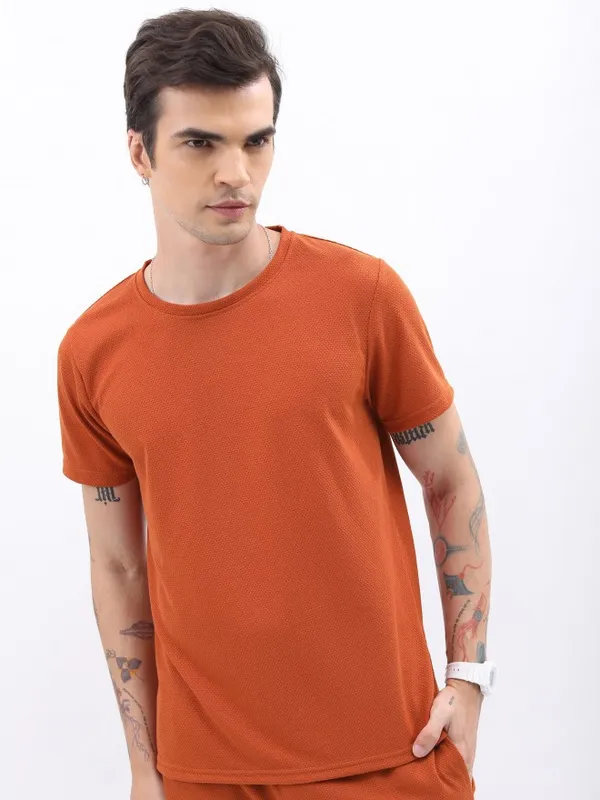 Men Solid Round Neck T-shirt