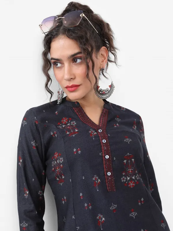 Vishudh Women Black Printed Straight Kurta