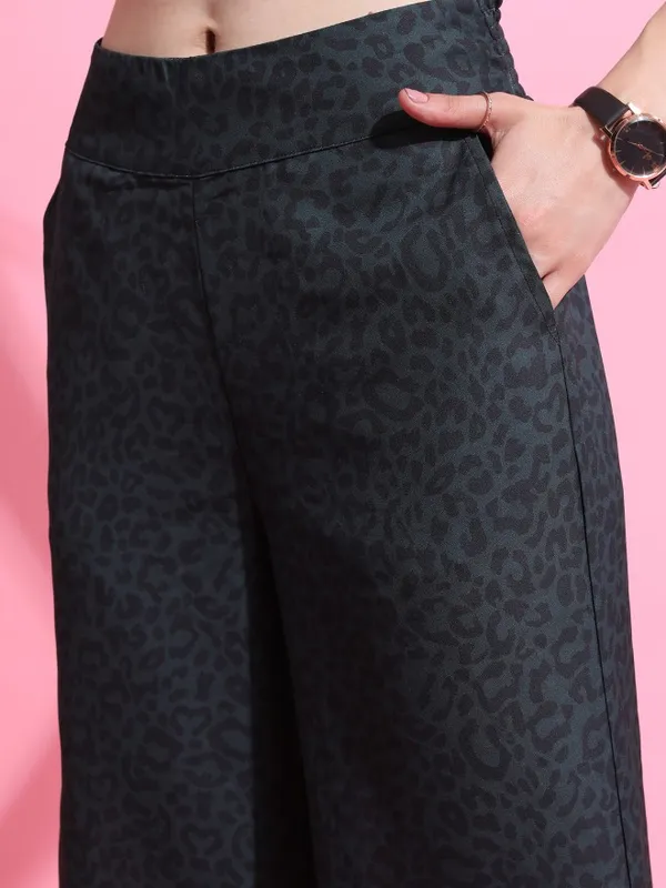  Tokyo Talkies Women Green Printed Regular Fit Casual Trousers