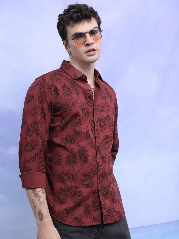  Highlander Men Maroon Printed Slim Fit Casual Shirts