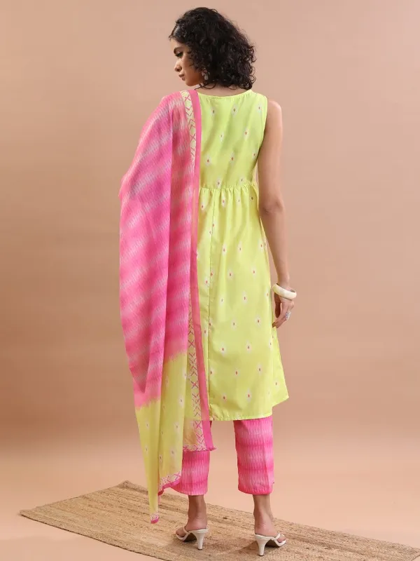 Women Kurta With Trousers & Dupatta