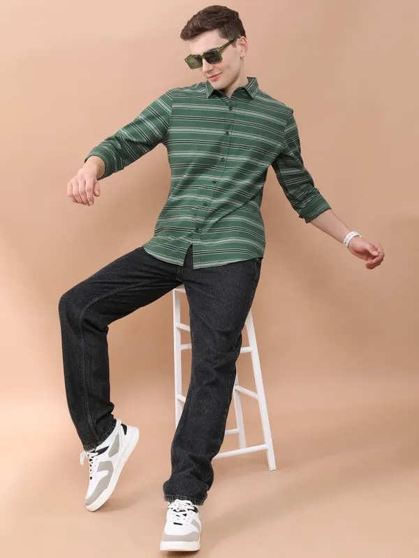  Highlander Men Green Striped Slim Fit Casual Shirts