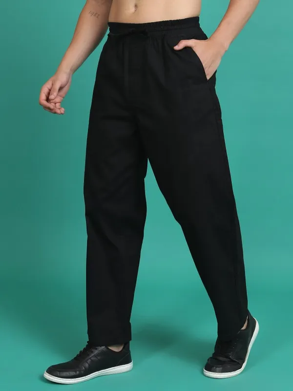  Highlander Men Black Loose Fit Solid Casual Trousers