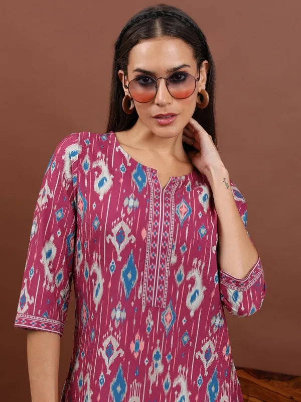 Vishudh Women Magenta Printed Straight Kurtas