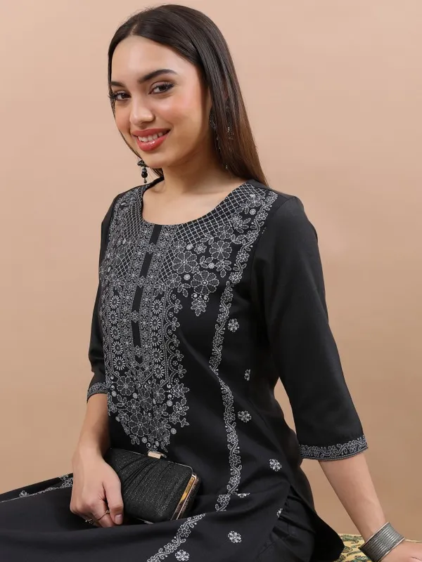  Ketch Women Black Printed Straight Kurtas