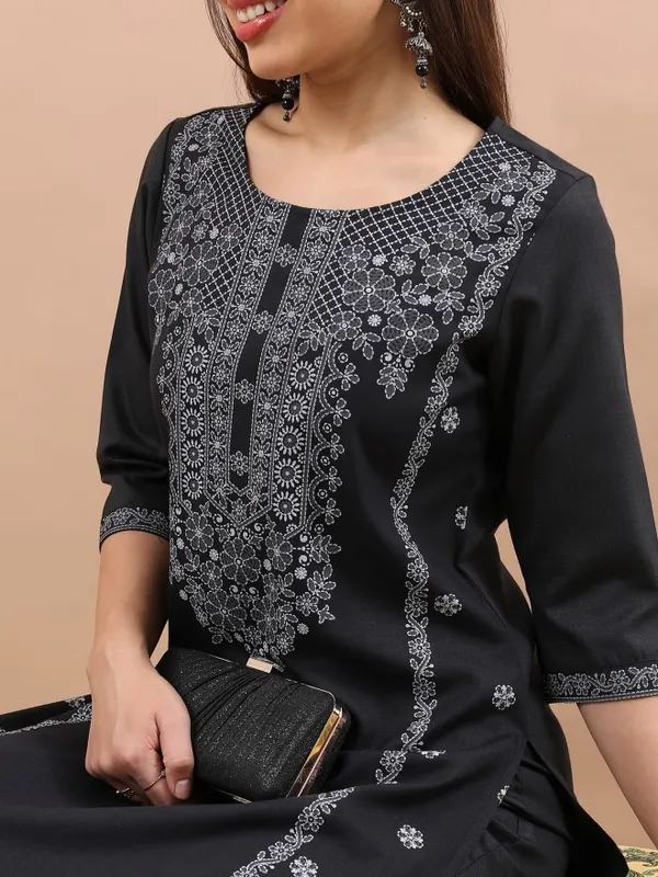  Ketch Women Black Printed Straight Kurtas