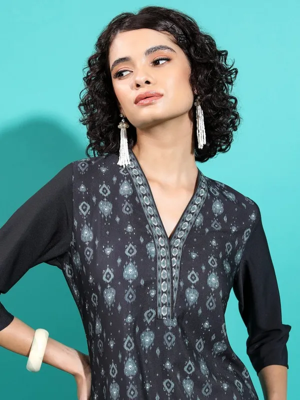 Vishudh Women Black Printed Straight Kurta