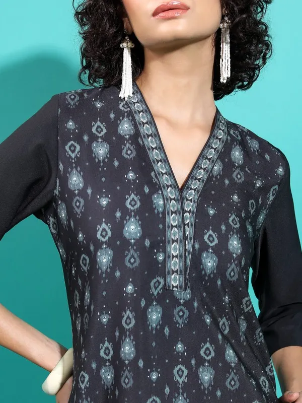 Vishudh Women Black Printed Straight Kurta