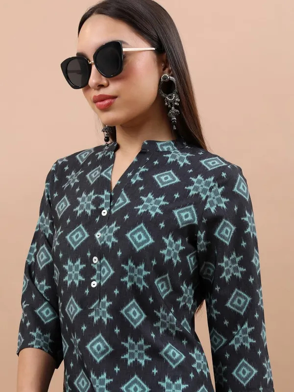  Vishudh Women Black Printed Straight Kurtas