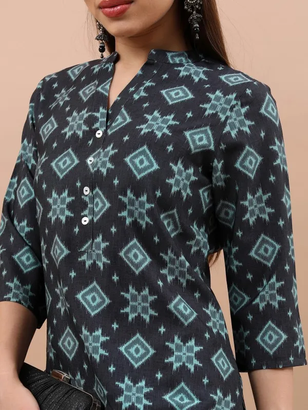  Vishudh Women Black Printed Straight Kurtas