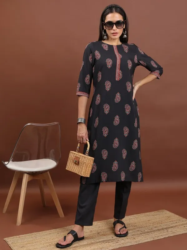  Vishudh Women Black Printed Straight Kurtas