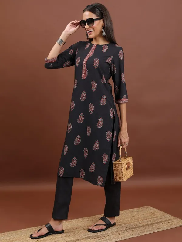  Vishudh Women Black Printed Straight Kurtas