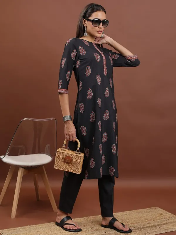  Vishudh Women Black Printed Straight Kurtas