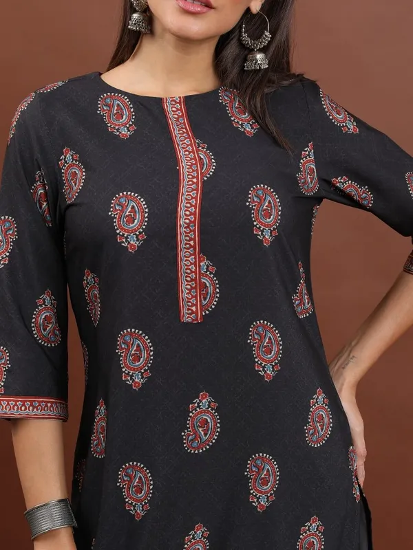  Vishudh Women Black Printed Straight Kurtas