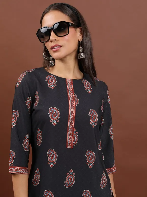  Vishudh Women Black Printed Straight Kurtas