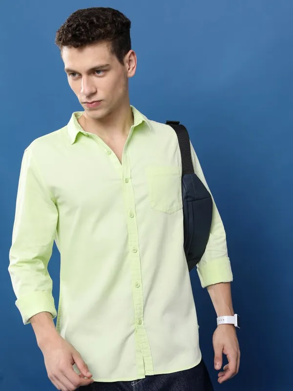  Highlander Men Green Solid Slim Fit Casual Shirts