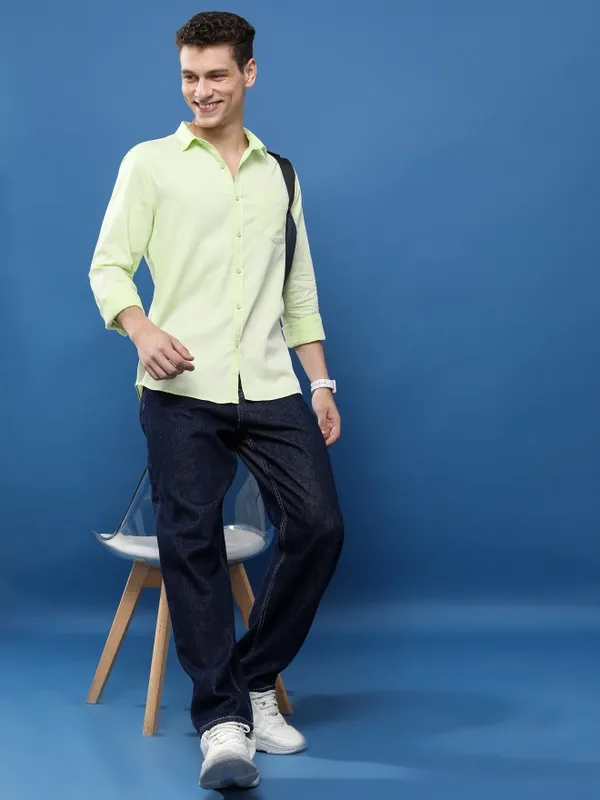  Highlander Men Green Solid Slim Fit Casual Shirts
