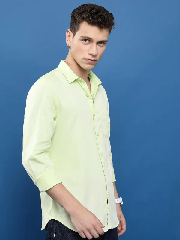  Highlander Men Green Solid Slim Fit Casual Shirts