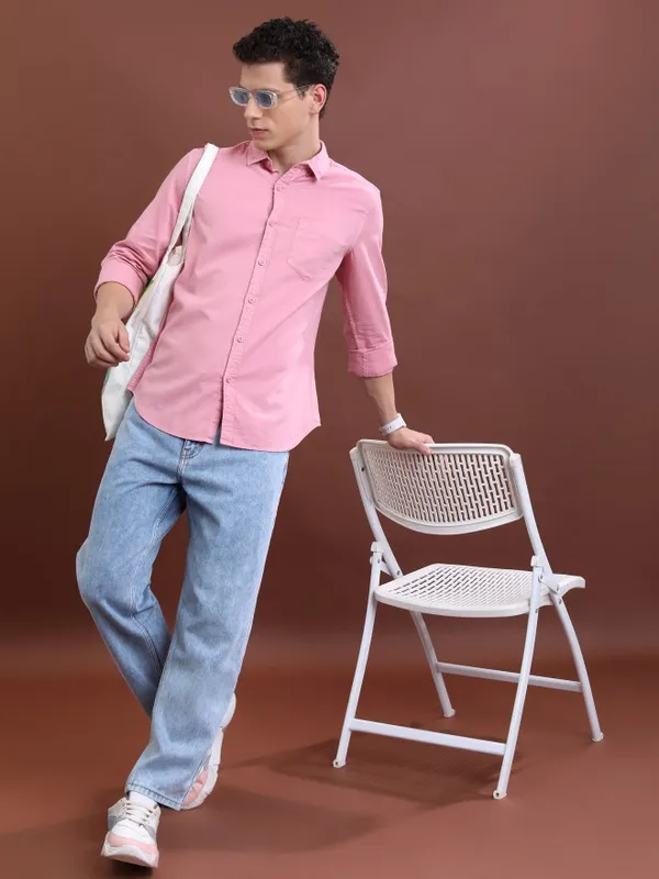  Highlander Men Pink Solid Slim Fit Casual Shirts