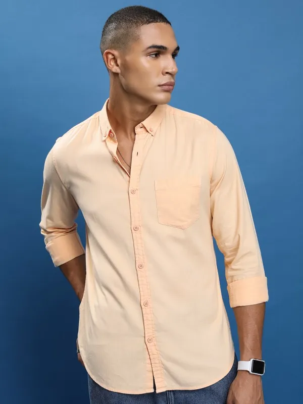 Highlander Men Peach Solid Slim Fit Casual Shirts