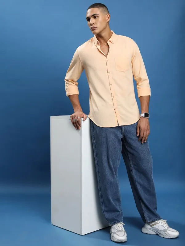  Highlander Men Peach Solid Slim Fit Casual Shirts