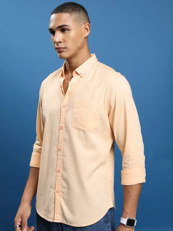  Highlander Men Peach Solid Slim Fit Casual Shirts
