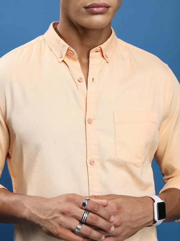  Highlander Men Peach Solid Slim Fit Casual Shirts