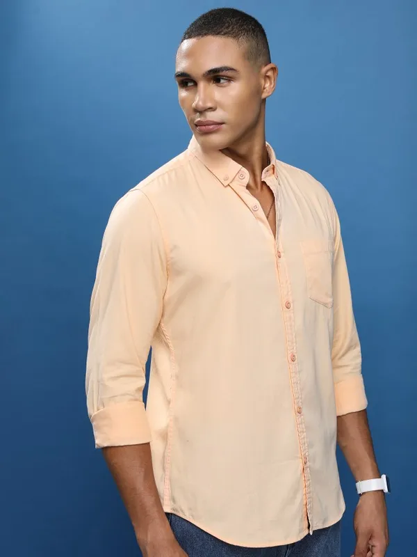  Highlander Men Peach Solid Slim Fit Casual Shirts