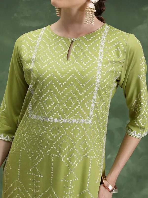  Vishudh Women Green Printed Straight Kurtas