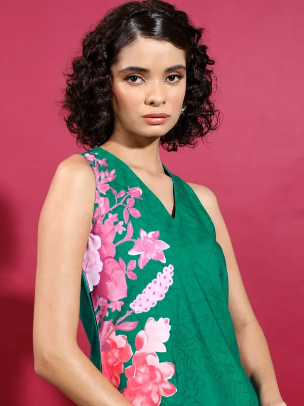  Ketch Women Green Printed Straight Kurtas