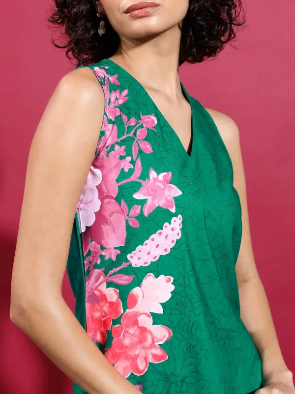  Ketch Women Green Printed Straight Kurtas