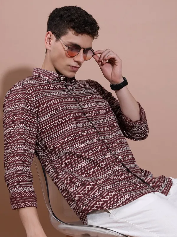  Highlander Men Maroon Printed Slim Fit Casual Shirts