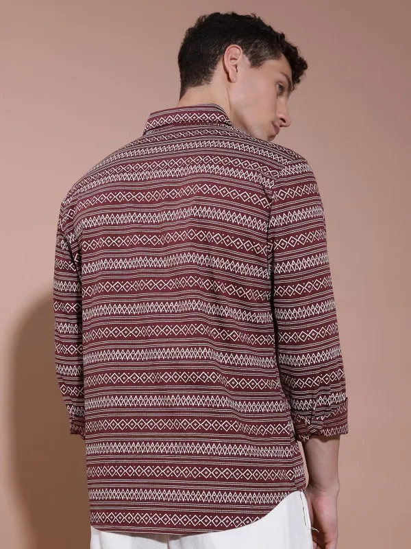  Highlander Men Maroon Printed Slim Fit Casual Shirts