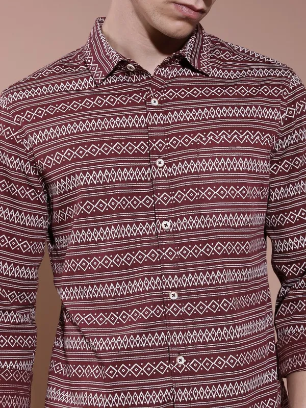  Highlander Men Maroon Printed Slim Fit Casual Shirts