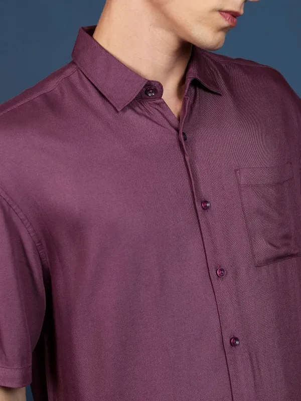  Highlander Men Purple Solid Slim Fit Casual Shirts