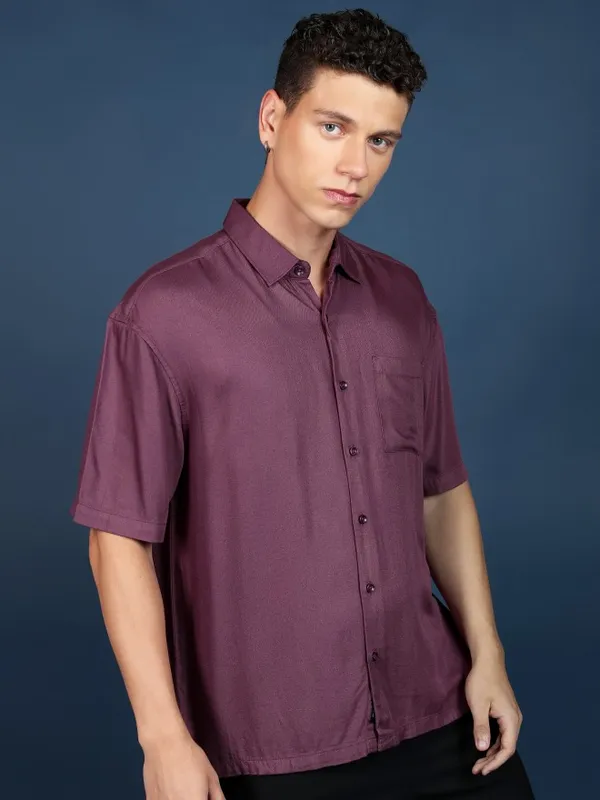  Highlander Men Purple Solid Slim Fit Casual Shirts