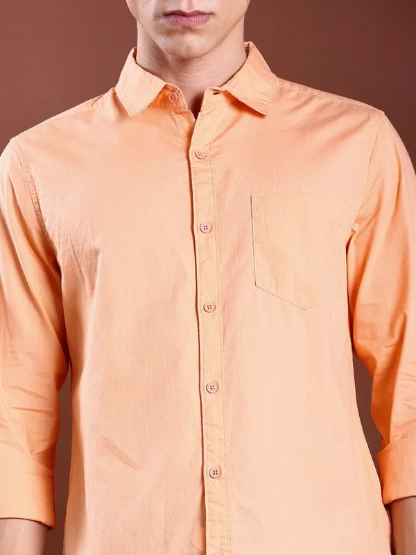  Highlander Men Peach Solid Slim Fit Casual Shirts