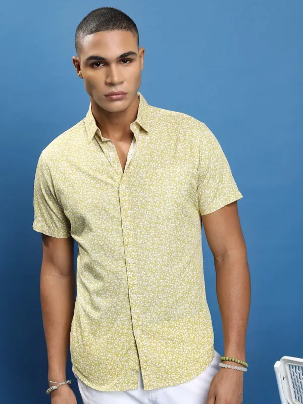  Highlander Men Green Printed Slim Fit Casual Shirts