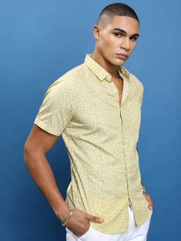  Highlander Men Green Printed Slim Fit Casual Shirts