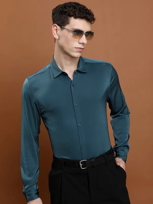  Highlander Men Teal Solid Slim Fit Casual Shirts