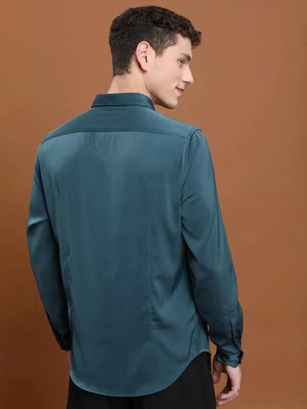  Highlander Men Teal Solid Slim Fit Casual Shirts