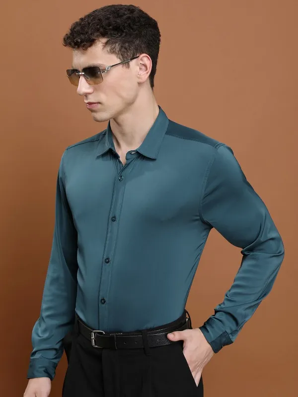  Highlander Men Teal Solid Slim Fit Casual Shirts
