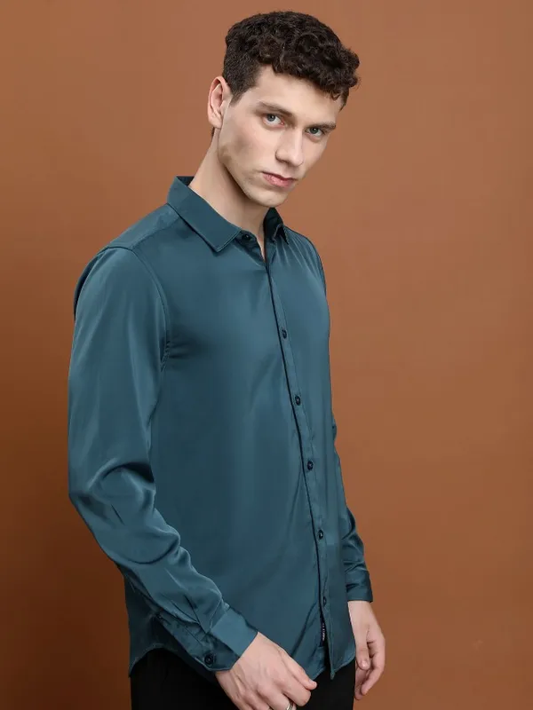  Highlander Men Teal Solid Slim Fit Casual Shirts