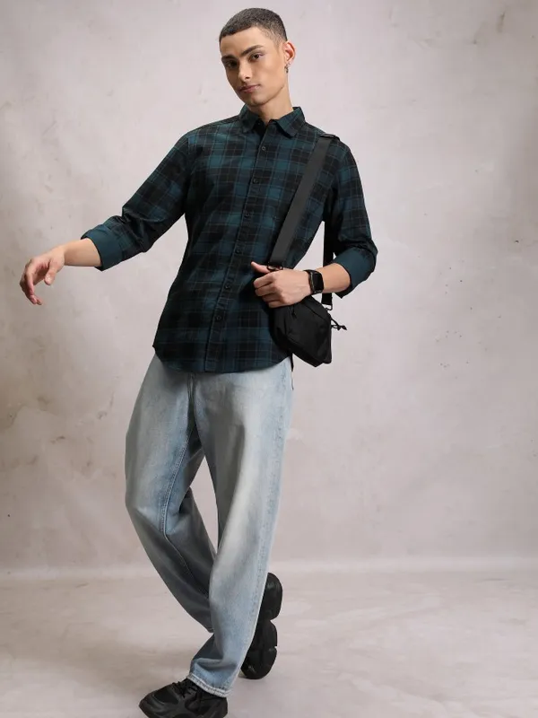  Highlander Men Teal Checked Slim Fit Casual Shirts