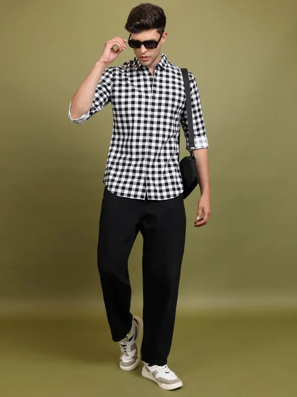  Highlander Men Black Checked Slim Fit Casual Shirts