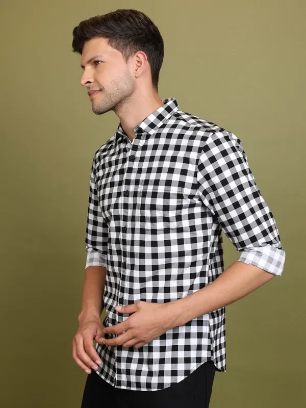  Highlander Men Black Checked Slim Fit Casual Shirts